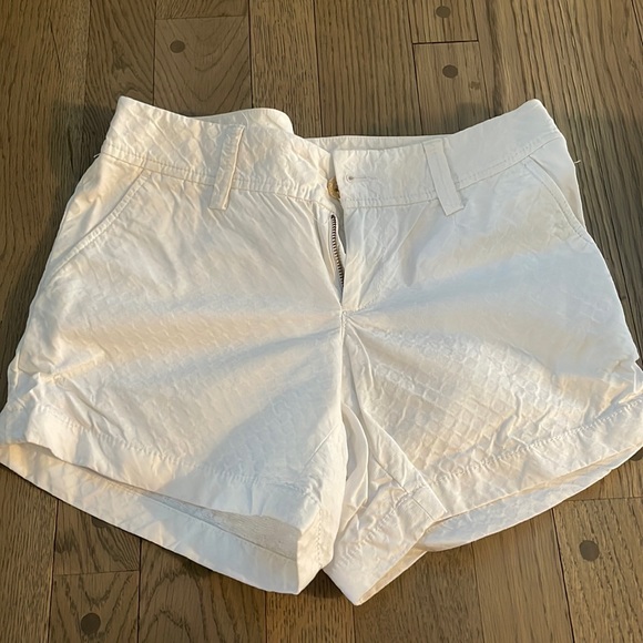 Lilly Pulitzer Pants - Lilly Pulitzer 7” Callahan shorts - white, size 2